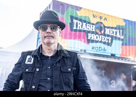 Wacken, Deutschland. 03. Aug. 2023. Christian Maria Mäntele, Leiterin des #17Goals-Projekts bei der Engagement Global gGmbH, steht vor dem Container des Trash Metal-Projekts auf dem Festivalgelände. Mit dem Projekt versucht Mäntele, die Themen Abfallvermeidung und Recycling in Zusammenarbeit mit den Festivalveranstaltern unter die Metallköpfe zu bringen. (Zu dpa-KORR: 'Festivals wollen nachhaltiger werden - aber wie?') Kredit: Axel Heimken/dpa/Alamy Live News Stockfoto