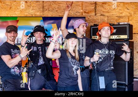 Wacken, Deutschland. 03. Aug. 2023. Festivalbesucher singen Karaoke im Container des Trash Metal Project auf dem Festivalgelände. In Zusammenarbeit mit den Veranstaltern des Festivals versucht das Trash Metal Project, die Themen Abfallvermeidung und Recycling unter die Metallköpfe zu bringen. (Zu dpa-KORR: 'Festivals wollen nachhaltiger werden - aber wie?') Kredit: Axel Heimken/dpa/Alamy Live News Stockfoto