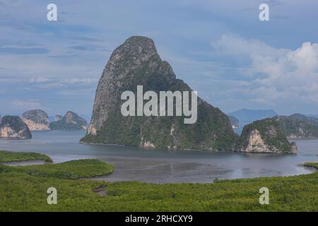 Bilder von Bergen und Mangrovenwäldern mit klarem Himmel im Süden Thailands Stockfoto