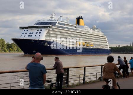 Le paquebot haut de gamme de croisière Spirit of Discovery quitte Bordeaux. Construit en 2019 par le chantier Meyer Werft à Papenburg en Allemagne, lo Stockfoto