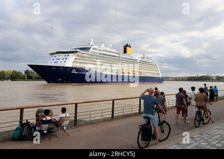 Le paquebot haut de gamme de croisière Spirit of Discovery quitte Bordeaux. Construit en 2019 par le chantier Meyer Werft à Papenburg en Allemagne, lo Stockfoto