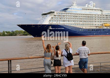 Le paquebot haut de gamme de croisière Spirit of Discovery quitte Bordeaux. Construit en 2019 par le chantier Meyer Werft à Papenburg en Allemagne, lo Stockfoto