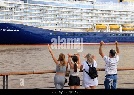 Le paquebot haut de gamme de croisière Spirit of Discovery quitte Bordeaux. Construit en 2019 par le chantier Meyer Werft à Papenburg en Allemagne, lo Stockfoto