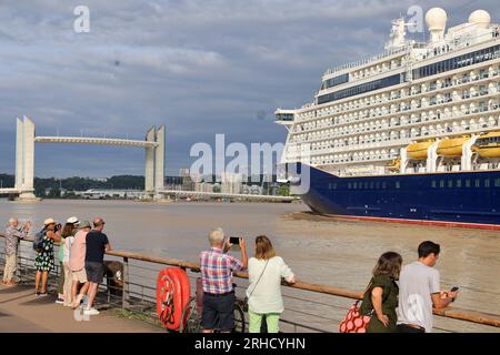 Le paquebot haut de gamme de croisière Spirit of Discovery quitte Bordeaux. Construit en 2019 par le chantier Meyer Werft à Papenburg en Allemagne, lo Stockfoto