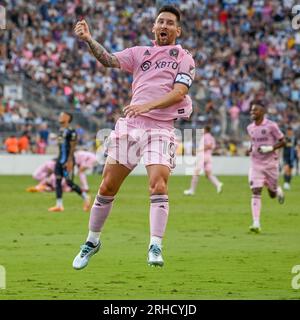 Chester, Pennsylvania, USA. 15. Aug. 2023. LIONEL MESSI (10) vom Inter Miami CF feiert, nachdem er während des Halbfinalspiels des League Cup im Subaru Park ein Tor gegen die Philadelphia Union geschossen hat. (Kreditbild: © Ricky Fitchett/ZUMA Press Wire) NUR REDAKTIONELLE VERWENDUNG! Nicht für den kommerziellen GEBRAUCH! Stockfoto