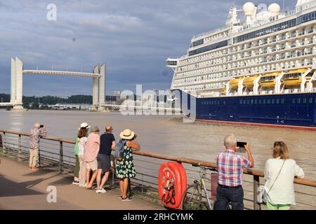 Le paquebot haut de gamme de croisière Spirit of Discovery quitte Bordeaux. Construit en 2019 par le chantier Meyer Werft à Papenburg en Allemagne, lo Stockfoto