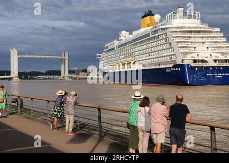 Le paquebot haut de gamme de croisière Spirit of Discovery quitte Bordeaux. Construit en 2019 par le chantier Meyer Werft à Papenburg en Allemagne, lo Stockfoto