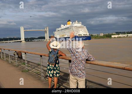 Le paquebot haut de gamme de croisière Spirit of Discovery quitte Bordeaux. Construit en 2019 par le chantier Meyer Werft à Papenburg en Allemagne, lo Stockfoto