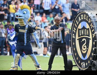 Chester, Pennsylvania, USA. 15. Aug. 2023. 15. August 2023, Chester PA, USA: Zweimaliger Boxmeister BERNARD HOPKINS, war während des Halbfinalspiels des League Cup im Subaru Park der Gastdrummer. Kreditbild: © Ricky Fitchett via ZUMA Wire (Kreditbild: © Ricky Fitchett/ZUMA Press Wire) NUR REDAKTIONELLE VERWENDUNG! Nicht für den kommerziellen GEBRAUCH! Stockfoto