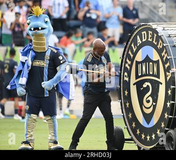 Chester, Pennsylvania, USA. 15. Aug. 2023. 15. August 2023, Chester PA, USA: Zweimaliger Boxmeister BERNARD HOPKINS, war während des Halbfinalspiels des League Cup im Subaru Park der Gastdrummer. Kreditbild: © Ricky Fitchett via ZUMA Wire (Kreditbild: © Ricky Fitchett/ZUMA Press Wire) NUR REDAKTIONELLE VERWENDUNG! Nicht für den kommerziellen GEBRAUCH! Stockfoto