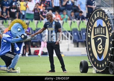 Chester, Pennsylvania, USA. 15. Aug. 2023. 15. August 2023, Chester PA, USA: Zweimaliger Boxmeister BERNARD HOPKINS, war während des Halbfinalspiels des League Cup im Subaru Park der Gastdrummer. Kreditbild: © Ricky Fitchett via ZUMA Wire (Kreditbild: © Ricky Fitchett/ZUMA Press Wire) NUR REDAKTIONELLE VERWENDUNG! Nicht für den kommerziellen GEBRAUCH! Stockfoto