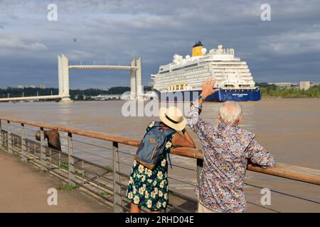 Le paquebot haut de gamme de croisière Spirit of Discovery quitte Bordeaux. Construit en 2019 par le chantier Meyer Werft à Papenburg en Allemagne, lo Stockfoto