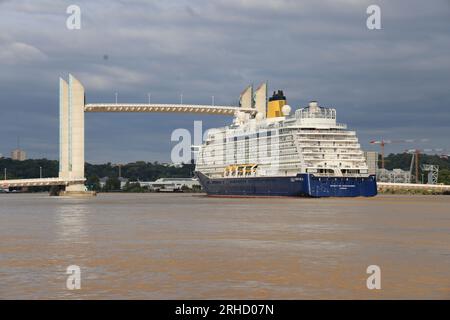 Le paquebot haut de gamme de croisière Spirit of Discovery quitte Bordeaux. Construit en 2019 par le chantier Meyer Werft à Papenburg en Allemagne, lo Stockfoto