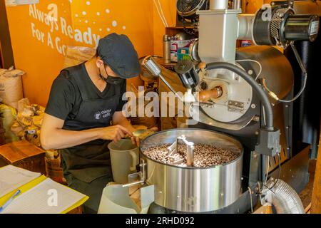 Eine Person, die an einer Röstkaffeemaschine in Taipeh arbeitet Stockfoto