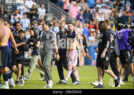 Chester, Pennsylvania, USA. 15. Aug. 2023. 15. August 2023, Chester PA, USA: Inter Miami CF-Spieler LIONEL MESSI (10) verlässt das Spielfeld, nachdem er das Halbfinalspiel gegen die Philadelphia Union im Subaru Park gewonnen hat. Kreditbild: © Ricky Fitchett via ZUMA Wire (Kreditbild: © Ricky Fitchett/ZUMA Press Wire) – REDAKTIONELLE VERWENDUNG! Nicht für den kommerziellen GEBRAUCH! Stockfoto