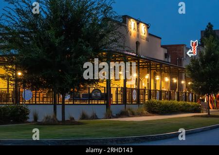 Banks Food Hall am Chattahoochee River Riverwalk in Uptown Columbus, Georgia, in der Abenddämmerung. (USA) Stockfoto