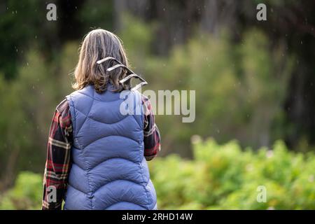 Farmerin auf einem Feld in australien im Regen Stockfoto