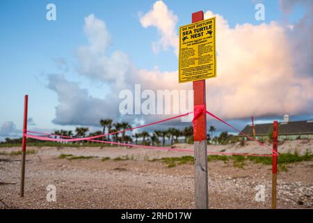 Schild und Markierungen zum Schutz von Meeresschildkrötennestern entlang der Küste am Ponte Vedra Beach, Florida, nördlich von St. Augustine. (USA) Stockfoto