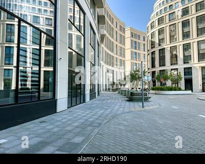 Der Innenhof ist von modernen Bürohochhäusern umgeben. Städtische Architektur Stockfoto