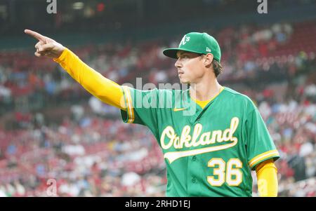 St. Louis, Usa. 15. Aug. 2023. Oakland Athletics, der den Pitcher startet, zeigt Spenser Watkins nach einem Fang auf den linken Fielder Tony Kemp und wirft ihn zur dritten Base, um im vierten Inning gegen die St. ein Doppelspiel zu gewinnen Louis Cardinals im Busch Stadium in St. Louis am Dienstag, den 15. August 2023. Foto: Bill Greenblatt/UPI Credit: UPI/Alamy Live News Stockfoto