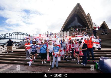 Vor dem Halbfinalspiel der FIFA Women's World Cup im Stadium Australia, Sydney, ist die englische Fangemeinde FreeLionesses vor dem Opernhaus von Sydney zu sehen. Bilddatum: Mittwoch, 16. August 2023. Stockfoto
