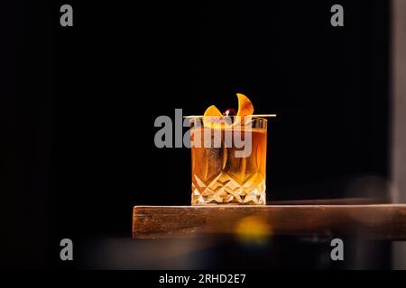Alkoholischer altmodischer Cocktail mit Bourbon-Whiskey, Zucker und aromatischen Bittern Stockfoto
