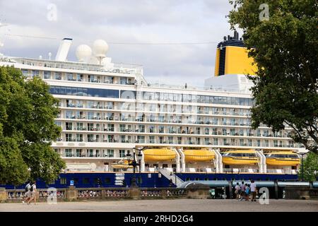 Le paquebot haut de gamme de croisière Spirit of Discovery en escale sur la Garonne dans le Port de Bordeaux. Bau en 2019 par le chantier Meyer Stockfoto