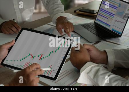 Geschäftsleute, die Analytics Data Analytics Statistics Information Business Technology Business Analytics (BA) oder Intelligence (BI) verwenden Stockfoto