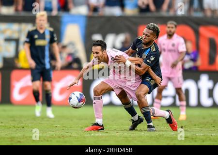 Chester, PA, USA 15. August 2023 Philadelphia Union Mittelfeldspieler Jose Martinez Fouls Interter Miami Mittelfeldspieler Sergio Busquets (Kreditbild: Don Mennig Alamy News - nur redaktionelle Verwendung - Keine kommerzielle Verwendung) Stockfoto