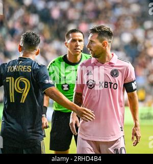 Lionel Messi für Inter Miami argumentiert ein Foul des Mittelfeldspielers Jose Martinez der Philadelphia Union (Bild: Don Mennig Alamy News – nur redaktionelle Verwendung – keine kommerzielle Verwendung) Stockfoto