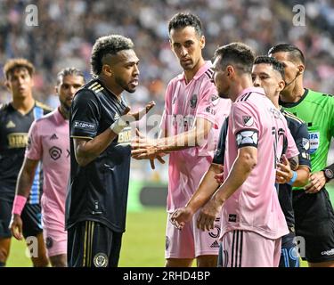 Lionel Messi für Inter Miami argumentiert ein Foul des Mittelfeldspielers Jose Martinez der Philadelphia Union (Bild: Don Mennig Alamy News – nur redaktionelle Verwendung – keine kommerzielle Verwendung) Stockfoto