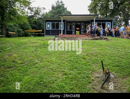 Potsdam, Deutschland. 14. Aug. 2023. Das historische Alexanderhaus in Groß Glienicke. Kredit: Jens Kalaene/dpa/Alamy Live News Stockfoto