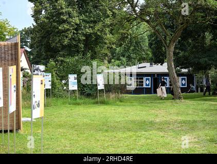 Potsdam, Deutschland. 14. Aug. 2023. Das historische Alexanderhaus in Groß Glienicke. Kredit: Jens Kalaene/dpa/Alamy Live News Stockfoto