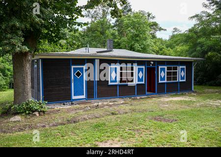 Potsdam, Deutschland. 14. Aug. 2023. Das historische Alexanderhaus in Groß Glienicke. Kredit: Jens Kalaene/dpa/Alamy Live News Stockfoto