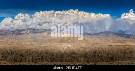 Panoramaaussicht auf dicke Rauchwolken über Bergen in Colorado aufgrund eines Waldbrandes Stockfoto