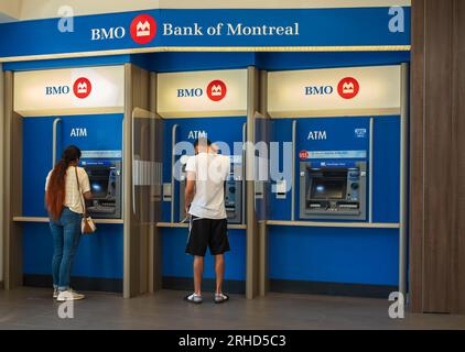 Ein BMO-Geldautomat in Vancouver, Kanada. Die Leute ziehen Geld an Geldautomaten ab oder zahlen Geld ein. Die Bank of Montreal ist eine kanadische multinationale Investmentbank und Stockfoto