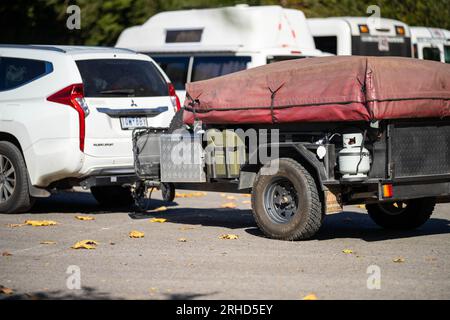 Wohnmobilwagen auf einem Parkplatz in amerika an das Auto gehängt Stockfoto