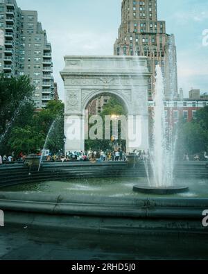Der Bogen und der Brunnen im Washington Square Park, Manhattan, New York City Stockfoto