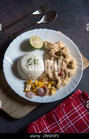 Russisches Gericht, Rindfleisch, Stroganoff in Sahnesauce und Reis, serviert auf einem weißen Teller. Stockfoto