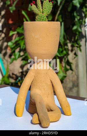 Ein Souvenir, das an Touristen im Nordosten Brasiliens verkauft wird, ist die anthropomorphe Figur aus gebackenem Ton. Stockfoto
