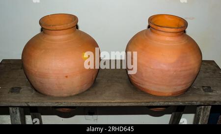 Zwei große Wasserkrüge aus gebranntem Ton, im Nordosten Brasiliens Potes genannt, auf einem rustikalen Holzständer montiert. Stockfoto