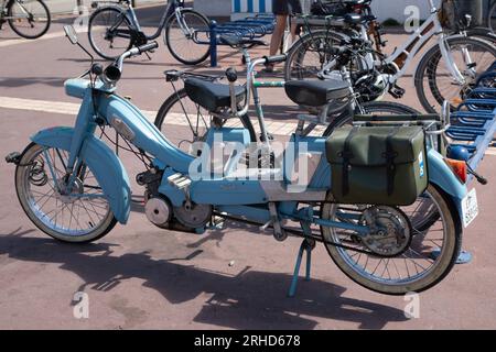 Bordeaux, Frankreich - 08 01 2023 : mobylette french modifizierte alte Mopeds, die in einen Zweisitzer-Roller in Kombination mit alten Ledersatteln blau angepasst wurden Stockfoto