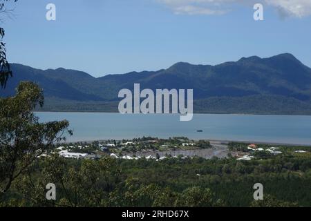 Verheerende Port Hinchinbrook-Entwicklung, aus Sicht des Cardwell Forest Drive, mit Hinchinbrook Island im Hintergrund, Queensland, Australien. Keine PR Stockfoto