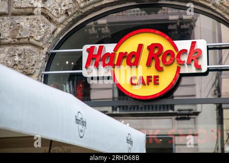 Mailand, Italien - 08 07 2023 : Hard Rock Cafe mailand Shop Logo Text und Schild Marke Wand Fassade Eingang Kette Signboard Coffee Store Stockfoto