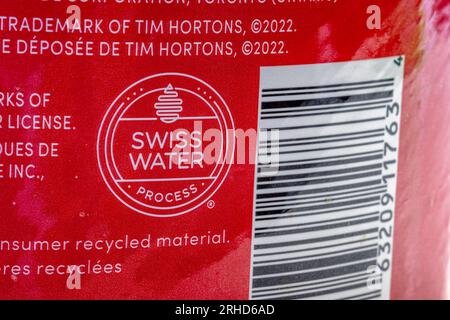 Calgary, Alberta, Kanada. August 2023. Ein Schweizer Wasserverarbeitungs-Logo auf einer entkoffeinierten roten Packung Kaffee. Verfahren entfernt Koffein durch sanfte s Stockfoto