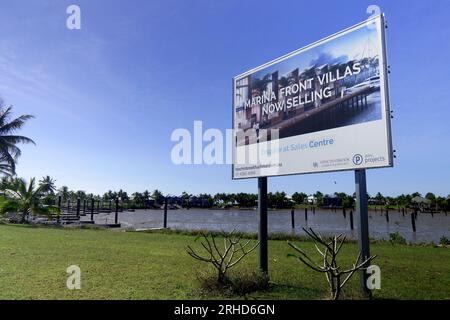 Schlammgefüllte nutzlose Marina mit Verkaufsschild am gescheiterten Port Hinchinbrook-Bauwerk, nahe Cardwell, Queensland, Australien. Keine PR Stockfoto