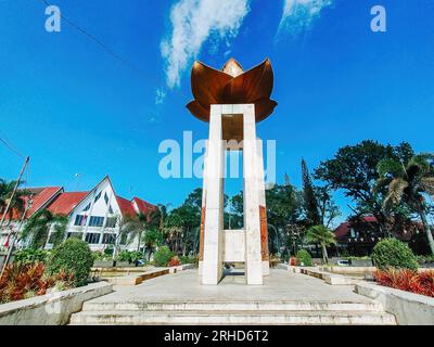 Melati Kadet Suropati Denkmal in der Ijen Straße vor klarem blauen Himmel. Wahrzeichen der Stadt Malang. Stockfoto