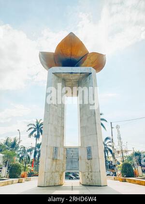 Melati Kadet Suropati Denkmal in der Ijen Straße vor klarem blauen Himmel. Wahrzeichen der Stadt Malang. Stockfoto