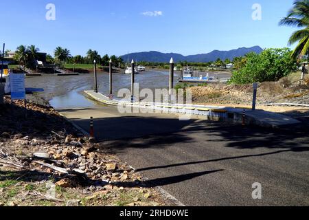 Nutzlose Bootsrampe bei Ebbe in den schlammgefüllten Jachthafen, Port Hinchinbrook Entwicklung, nahe Cardwell, Queensland, Australien. Keine PR Stockfoto