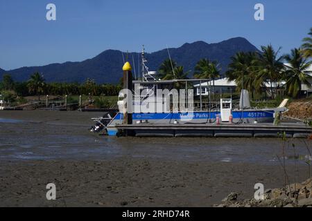 Marine Park Ranger Schiff auf Grund in Marina bei Ebbe, Hinchinbrook Harbour, in der Nähe von Cardwell, Queensland, Australien. Keine PR Stockfoto